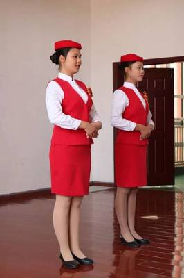 吉水團縣委組織勤練禮儀迎來賓，服務活動敬萬里