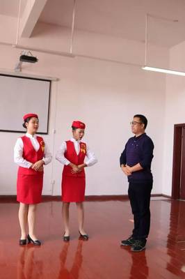 吉水團縣委組織勤練禮儀迎來賓，服務活動敬萬里展覽